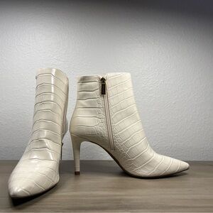 NWOT Michael Kors Croc-Embossed Dorthy Flex Ankle Boots  – Size 9.5M